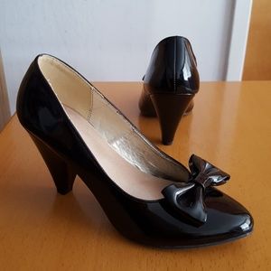 shiny black pumps with bow